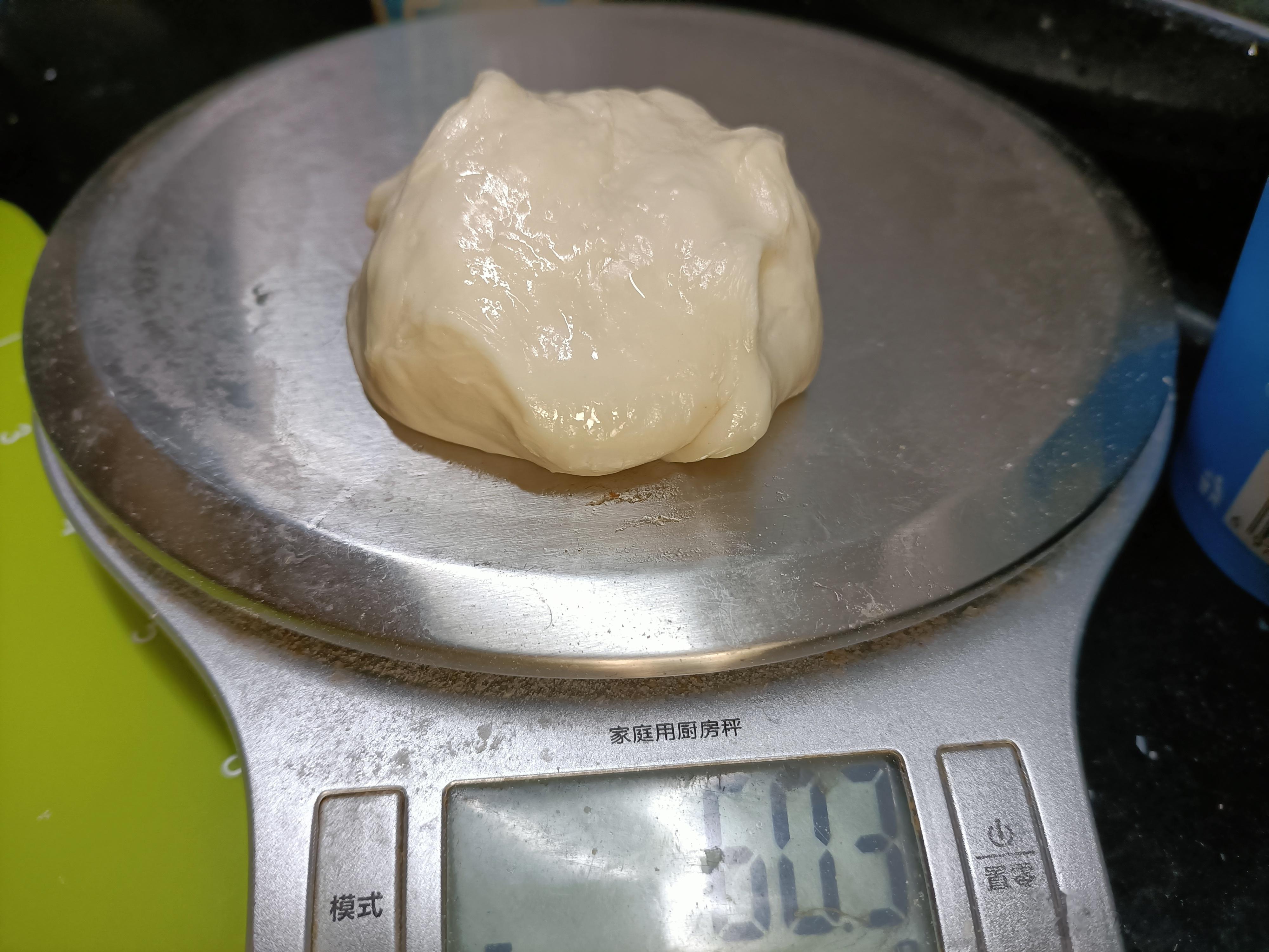 胡萝卜猪肉木耳鲜虾馅饼：1000g胡萝卜，200g水发木耳，450g猪肉，150