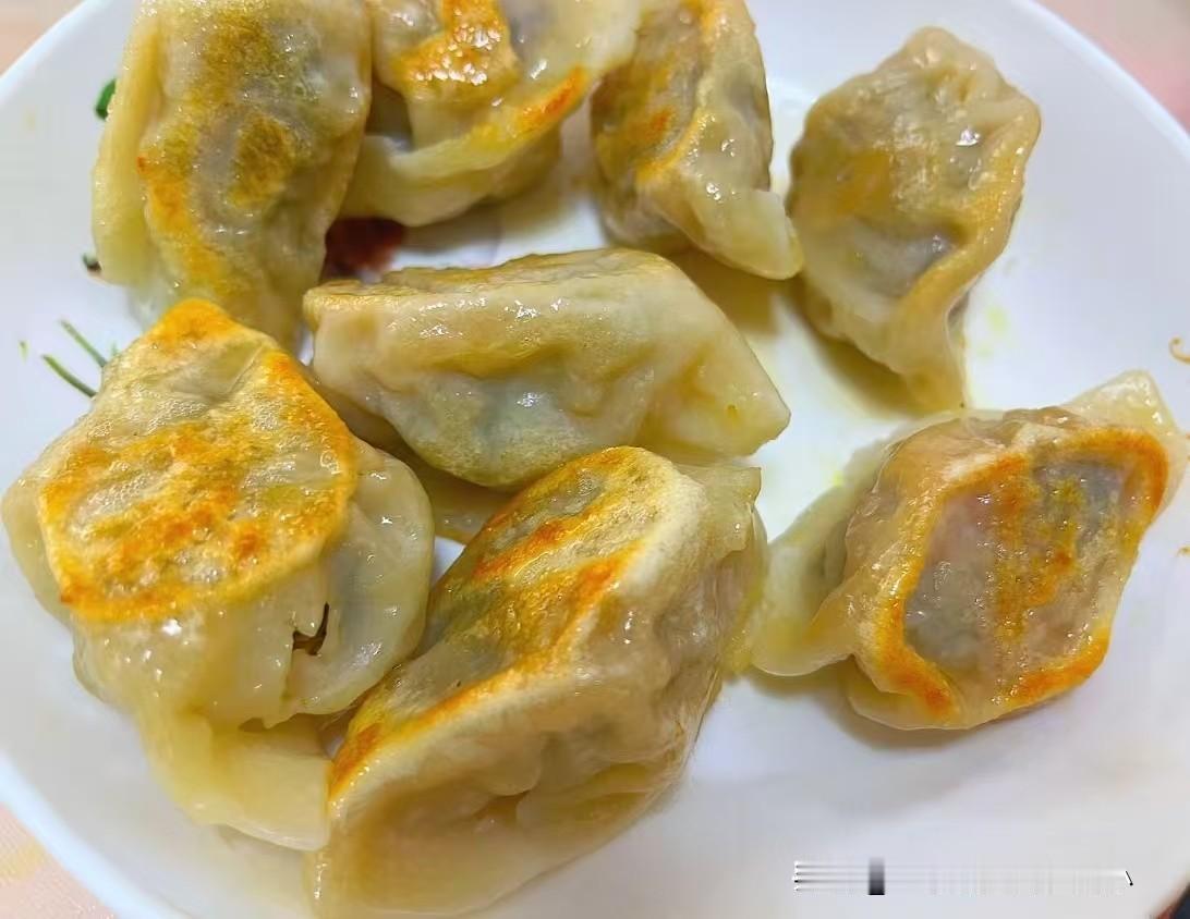 翻相册翻到旧照片，相册里面最美味的早餐，莫过于一份热气腾腾的煎饺。
 
秋日清晨