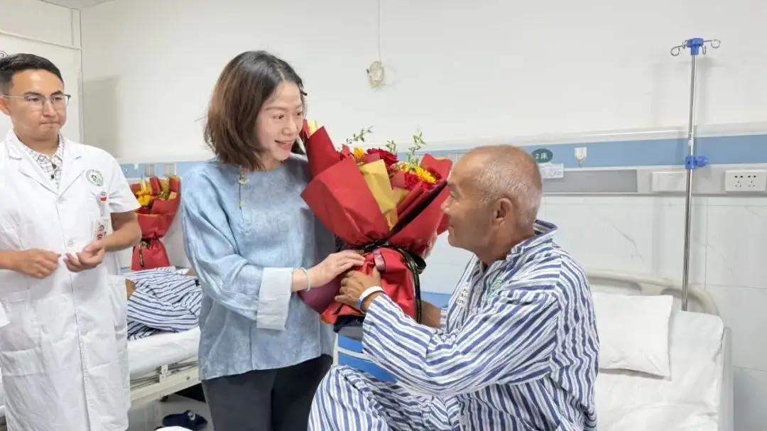 为翁帆的爱心点赞，特别是把关爱对象投向退役军人及其家属，更是一件非常伟大的事情。