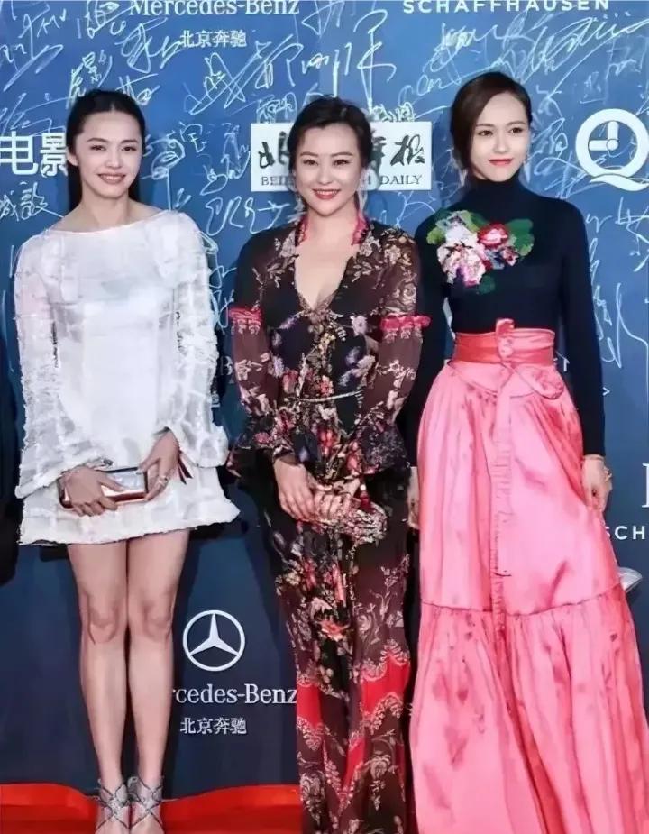 三大美女同框比美，谁最美？
#明星同台谁最美# 
#哪位女星最漂亮# 
#娱评大