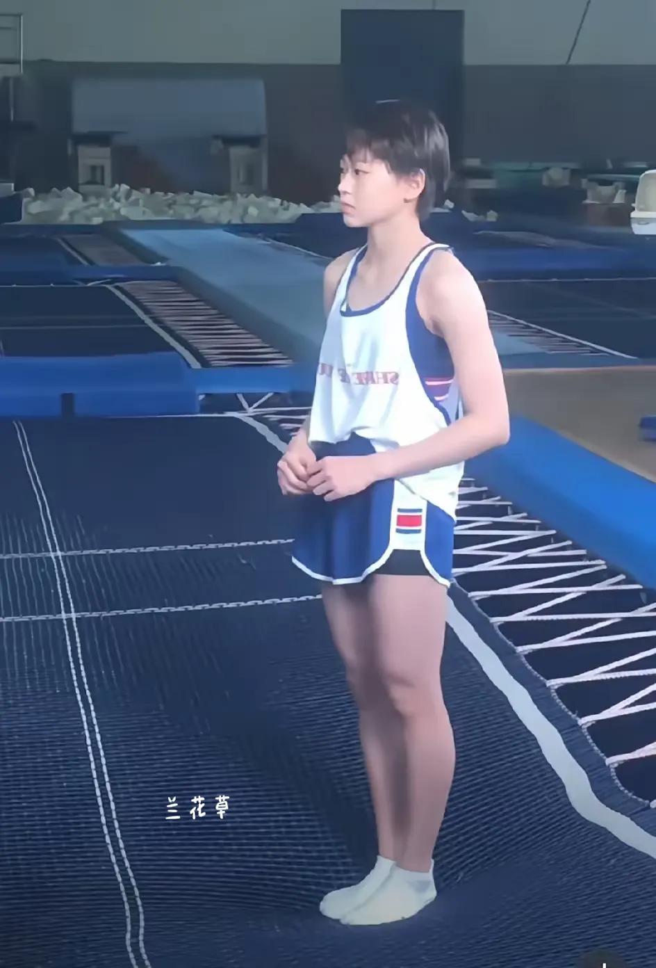 婵宝这是在干么呢？愣愣地站着。突然发现，她的双臂好修长呀！