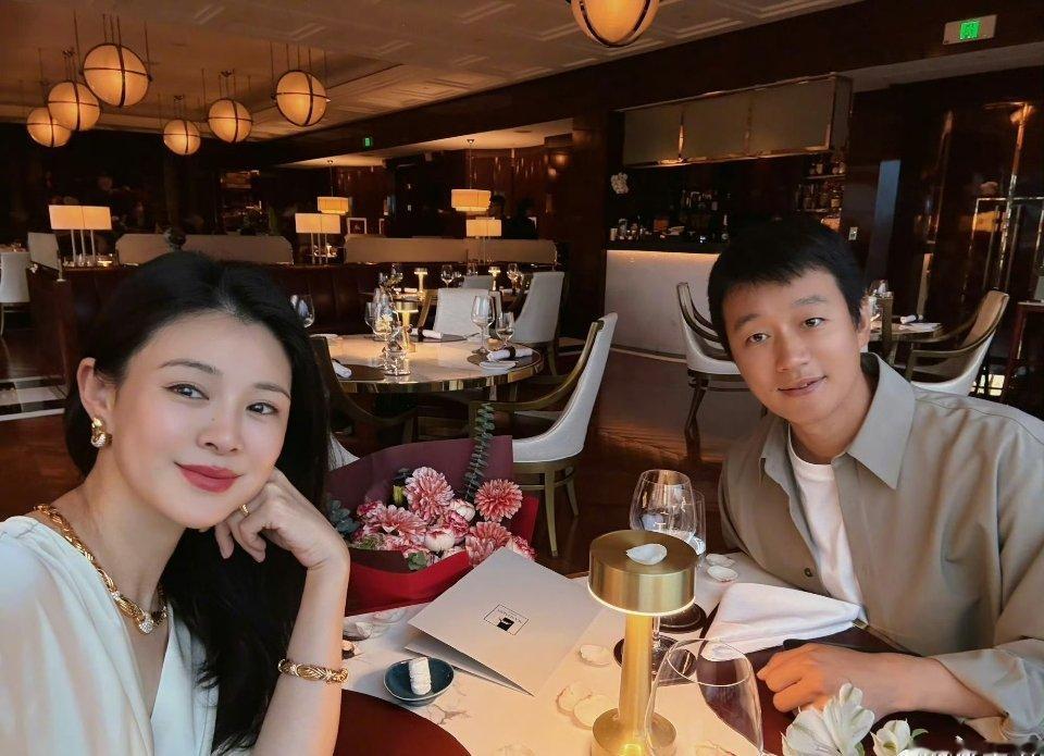 佟大为关悦结婚19年了佟大为关悦结婚19年还这么甜！烛光晚餐氛围感拉满，这才是爱