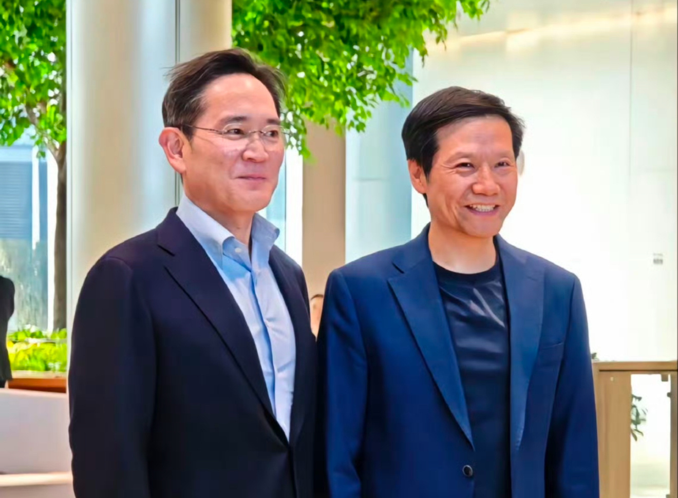 雷军李在镕合影事实证明，只要你够牛逼，曾经高攀不起的人也会低下头来找你取经！三星