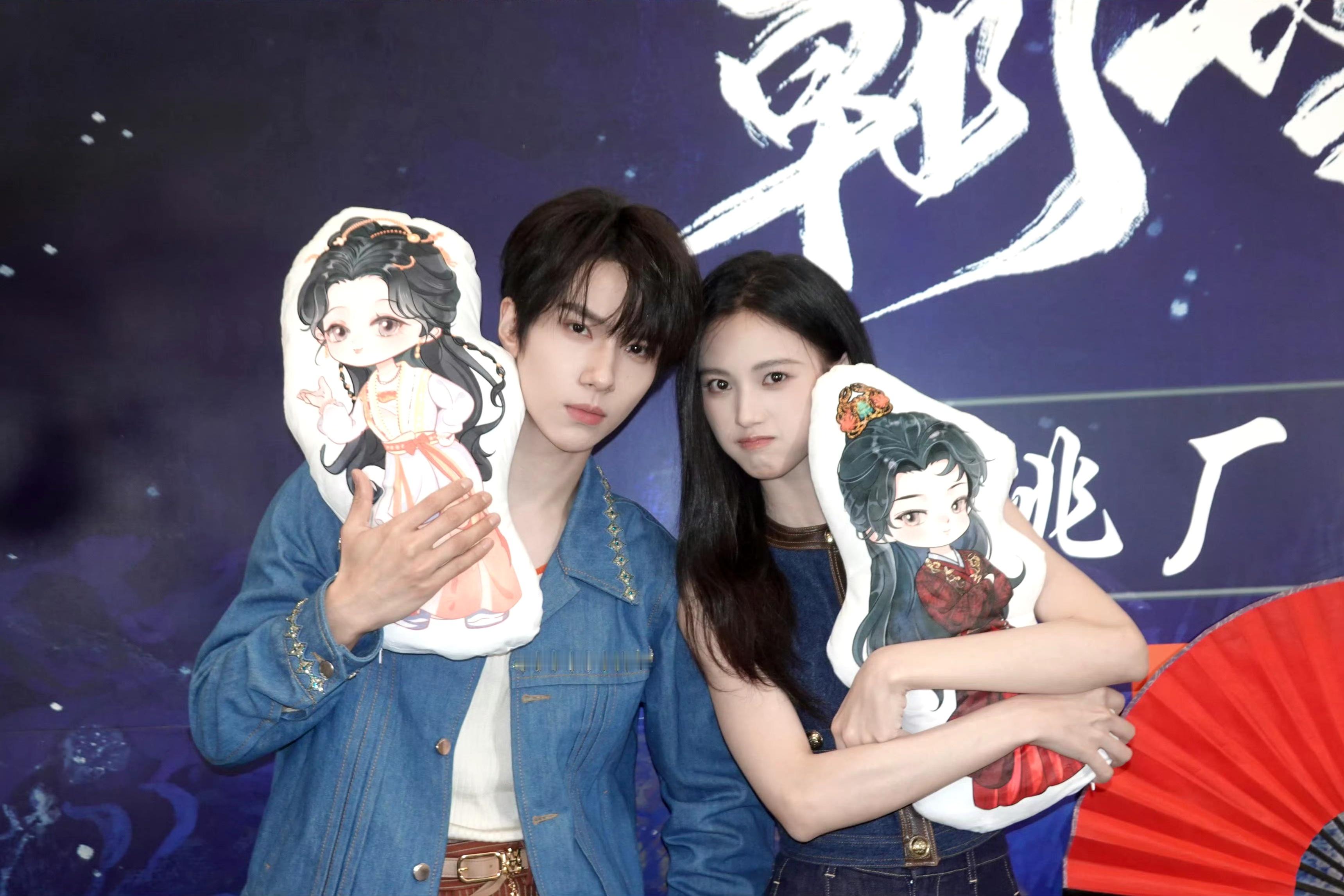 承恩羽洁😭小爸小妈😭😭…一个坚强的小女孩任凭朝雪录对主包重拳出击都冷眼相对