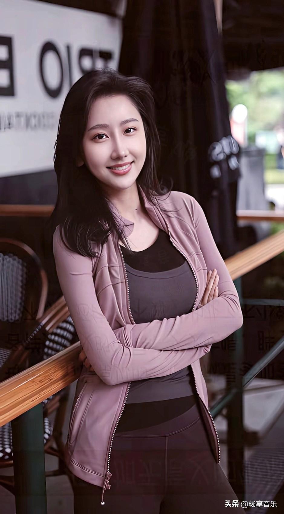 利落的健身穿搭，伴着明朗笑意，从容自在，元气满满。每日晒出最美照片 甜妹写真分享
