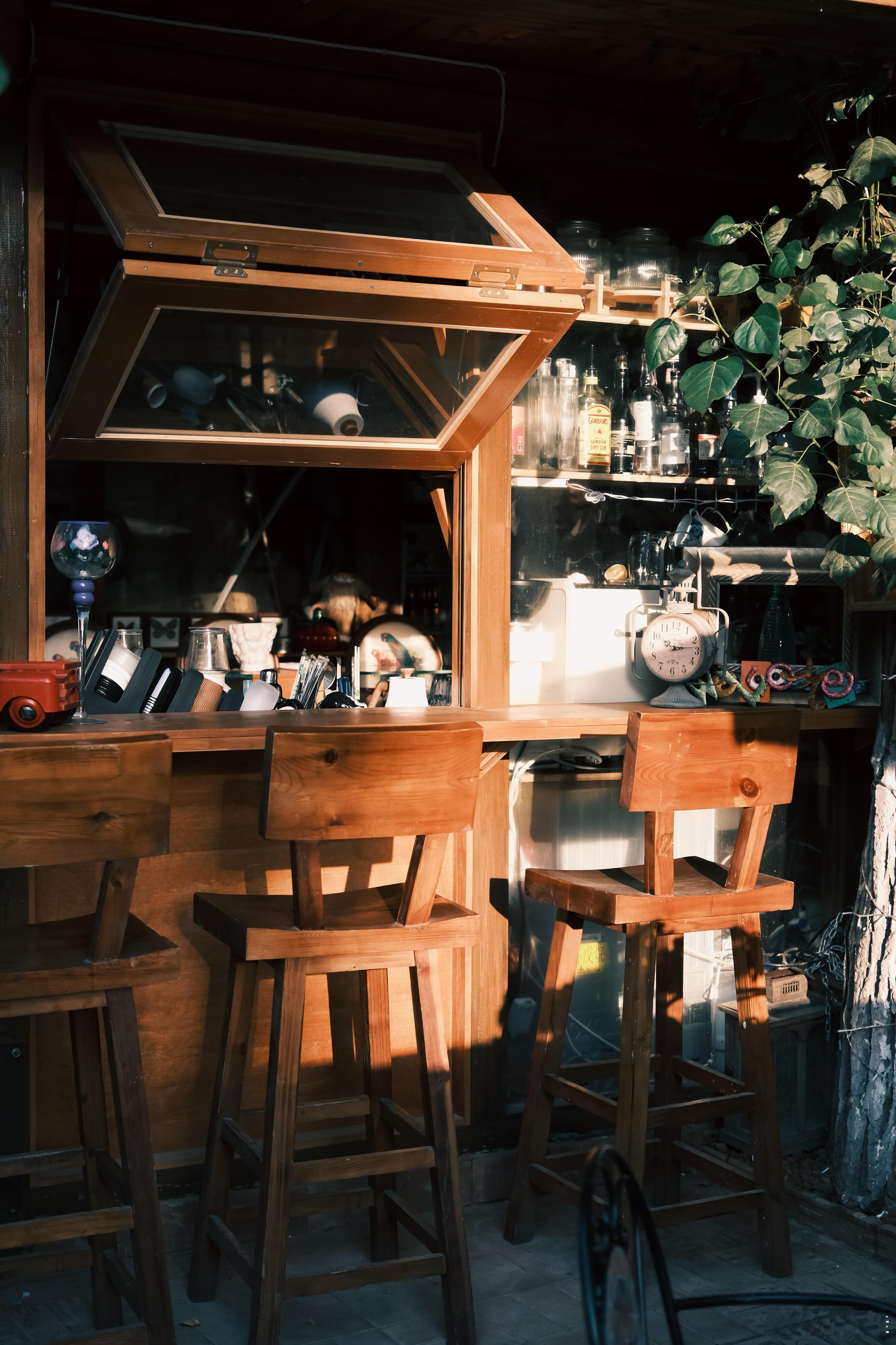 一个人旅行能快速缓解“心理僵化”的症状。首先是物理空间的转换，在同一个地方待久了