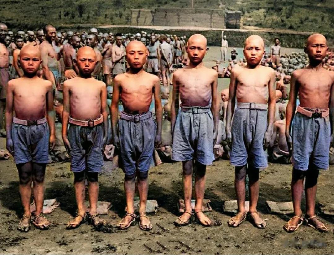 这张照片让人泪目，照片拍摄于抗日战争时期，在云南腾冲某个村子，几个刚应征入伍的娃