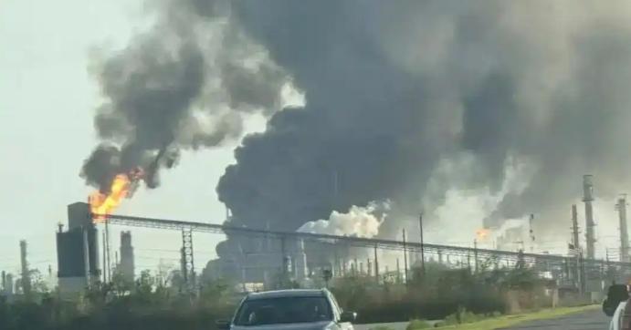 战火还是烧到了美国本土！美国德克萨斯州的石油炼油厂被炸了，猜猜这是谁干的。虽然伊