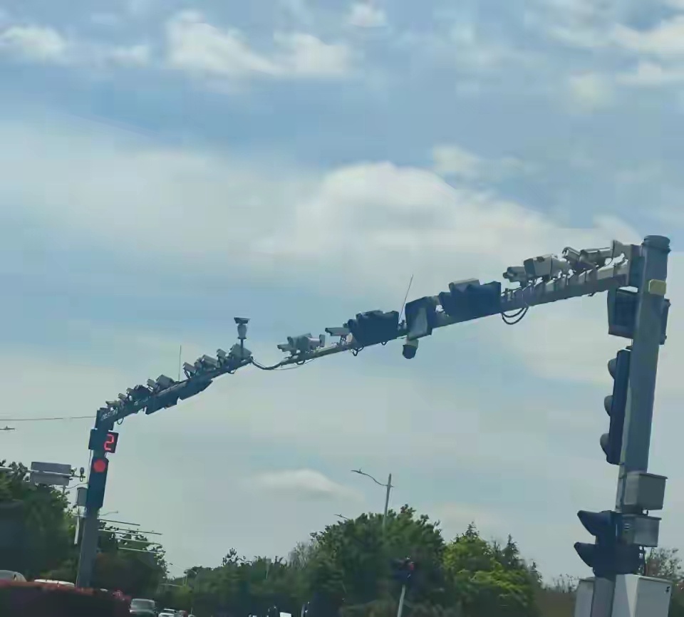 青岛警方致歉通报给出了具体数字和解释：两根立杆上共有摄像设备18个、补光设备24