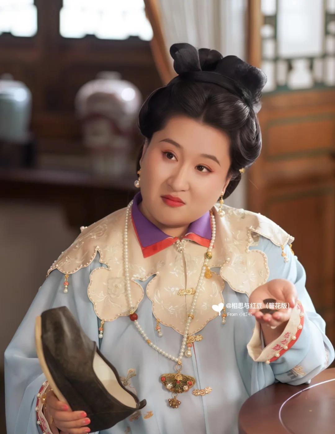 天哪！她怎么这么可爱啊！
为锤娜丽莎簪花了！
簪花 古装美人 古装造型 她好像知