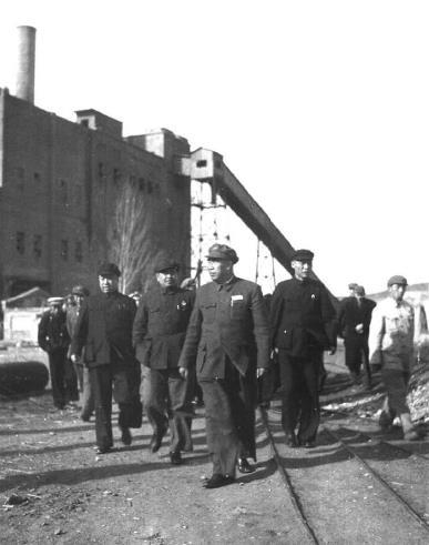 1950年4月16日，朱德在张家口视察下花园发电厂。