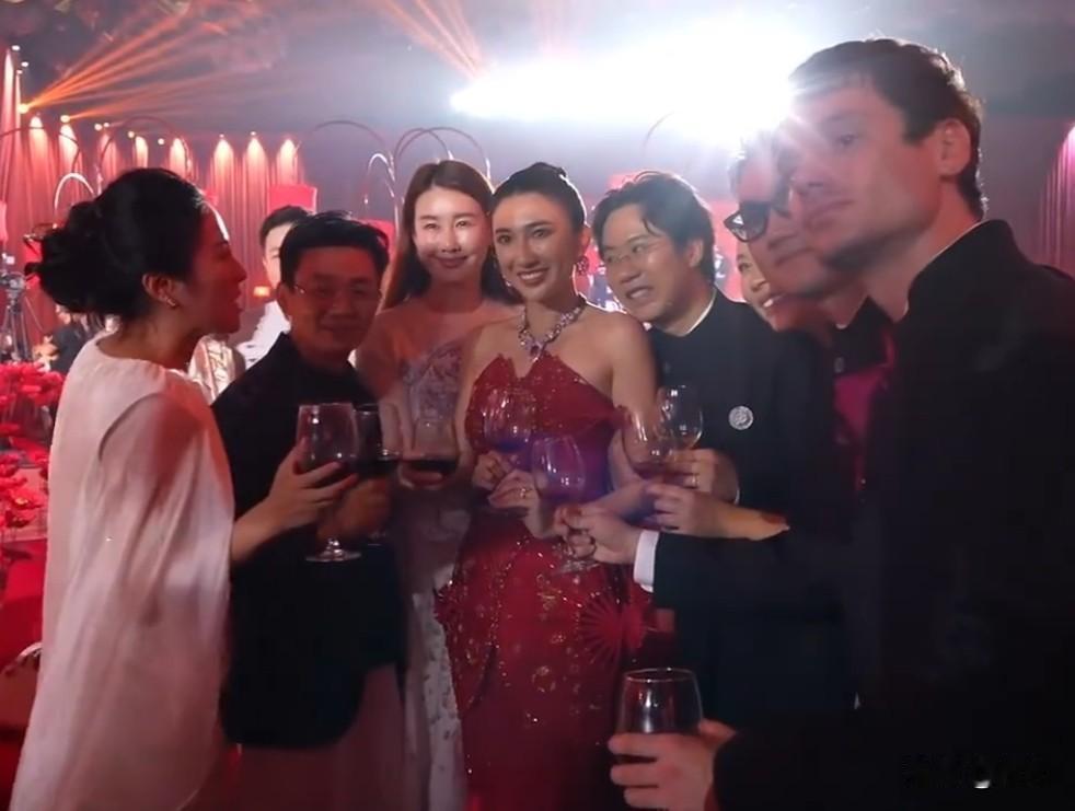王宝强携女友冯清参加婚礼



王宝强戴眼睛知性文雅，冯清个子高，看起来漂亮大方