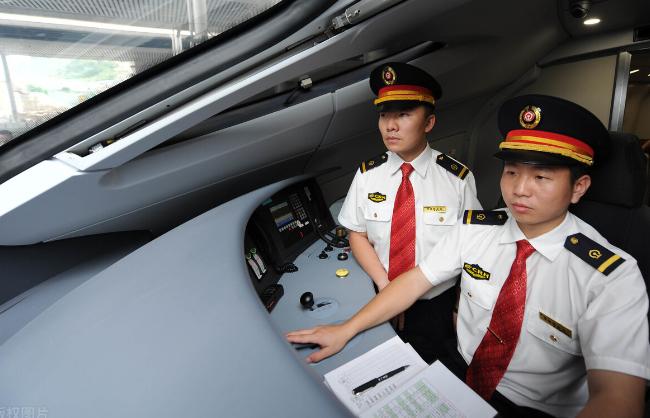 我国高铁司机月薪有多少？每天工作4小时，什么样的人才能任职？

很多人觉得高铁司