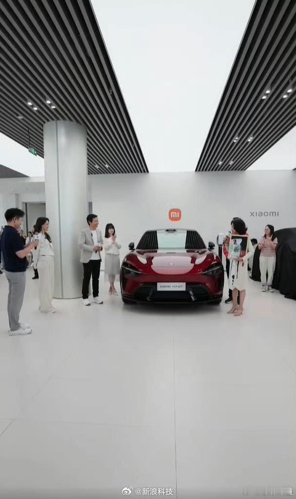 【舒淇给小米YU7车主交付】今天上午，小米汽车代言人与创始人共同为小米YU7 G