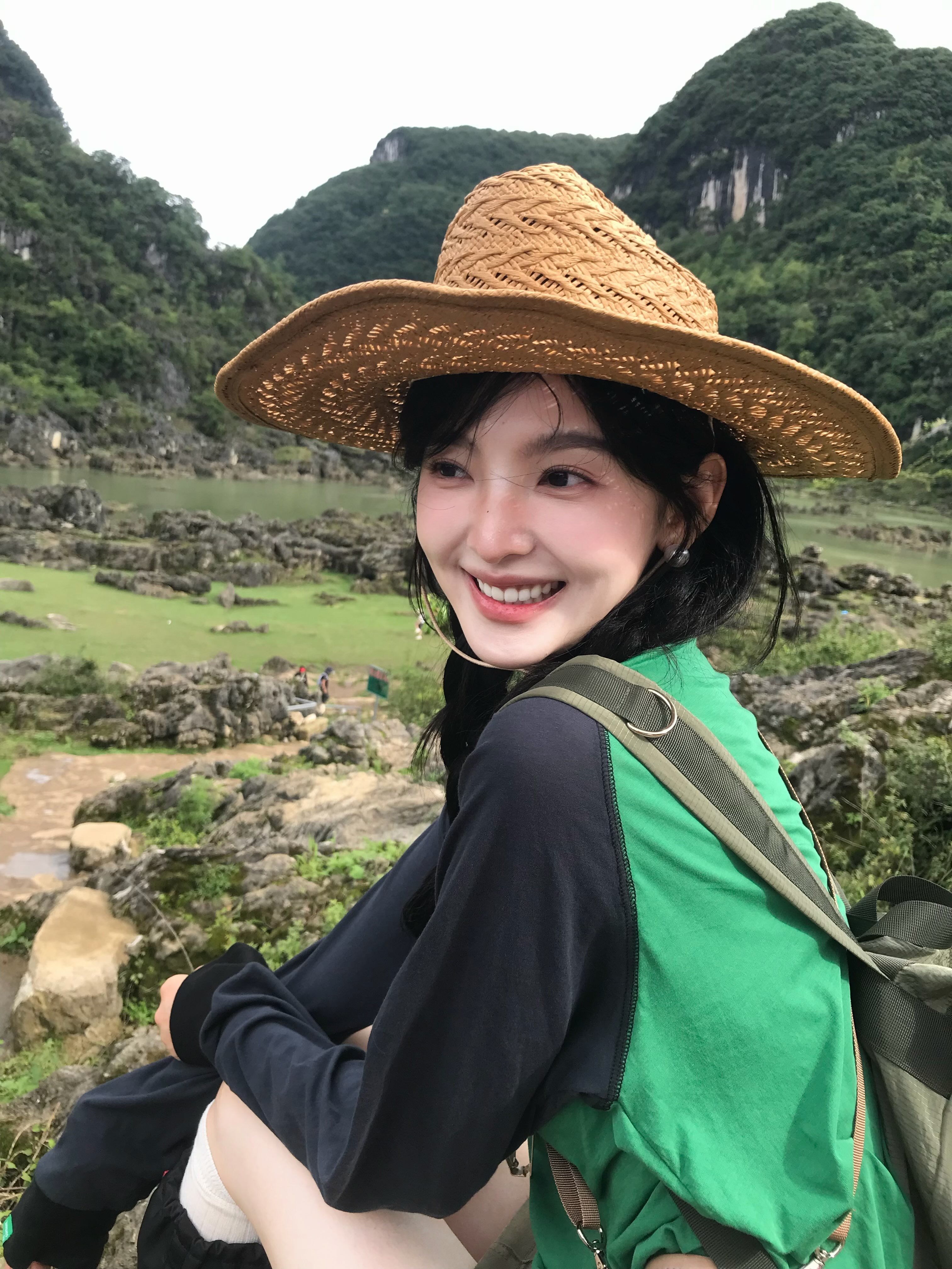 像甘露一样甜美的章若楠，阳光透过草帽的缝隙洒在脸上，夏日专属的味道～🍀👒 