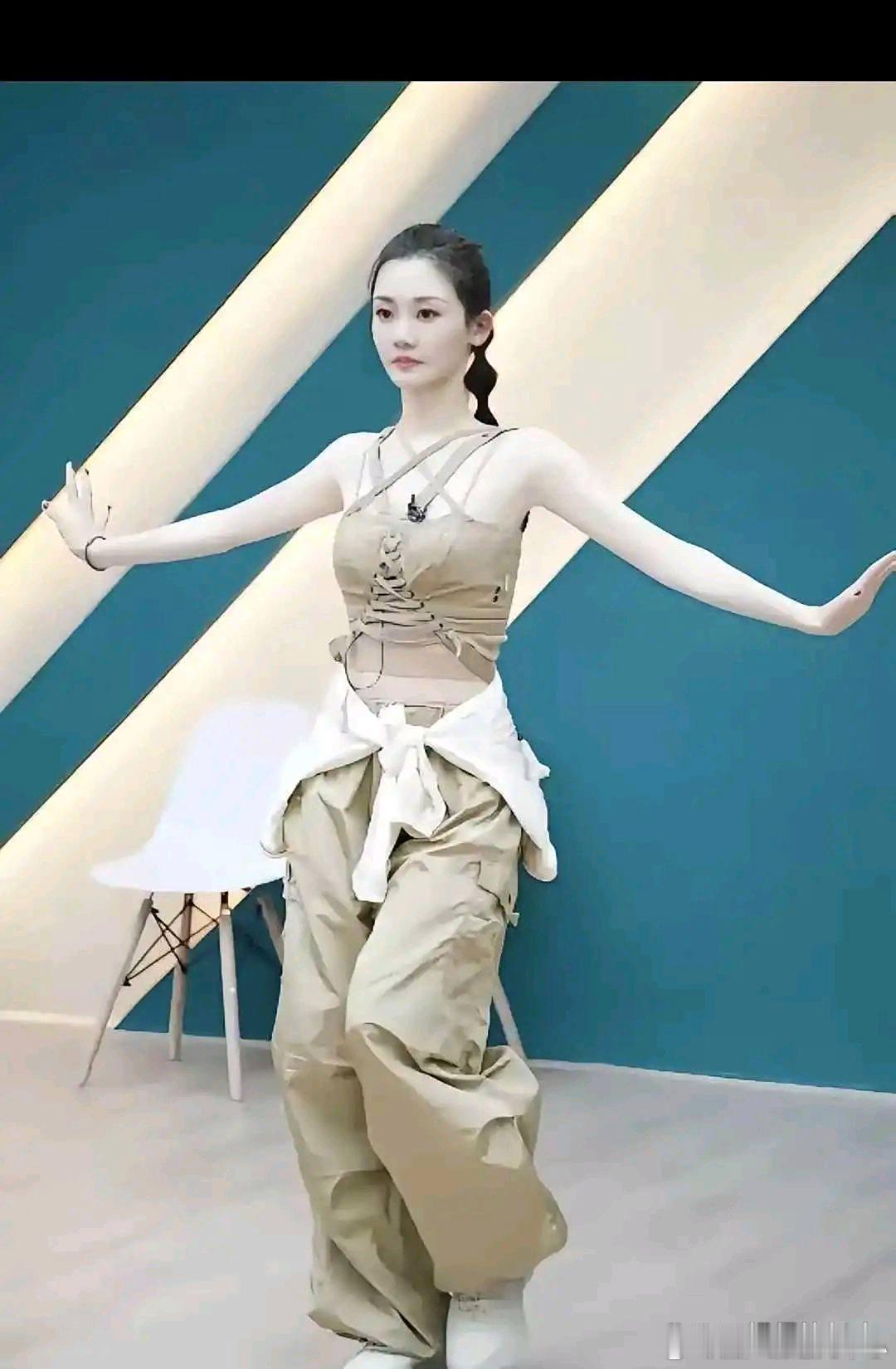 郑凯就说过，她认识苗苗的时候，第一眼就觉得这姑娘好嫩啊，才追的 ​​​