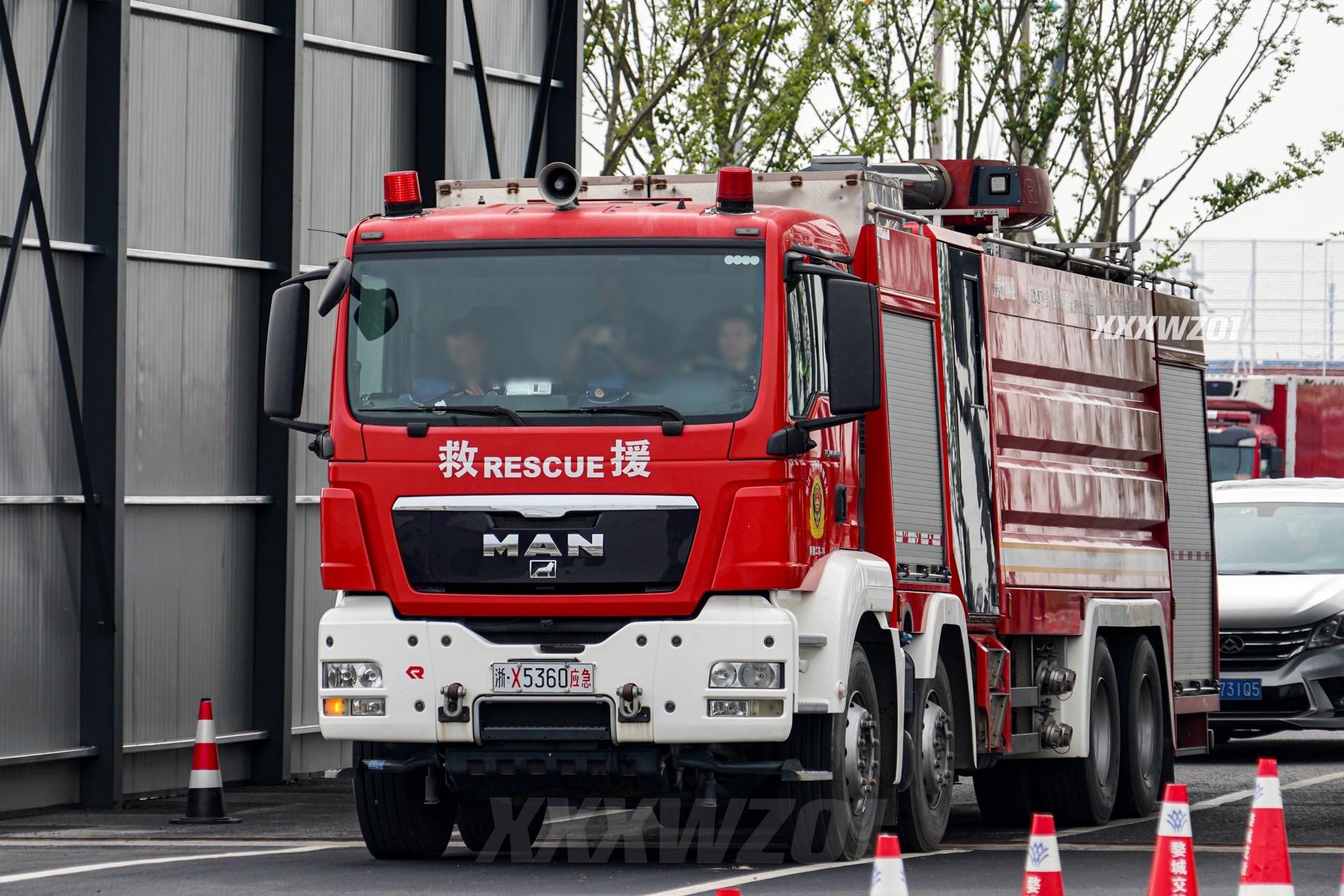 卢森堡亚重型泡沫消防车！🚒。浙江宁波消防救援支队特勤二站的奥地利卢森堡亚18吨泡沫消防车