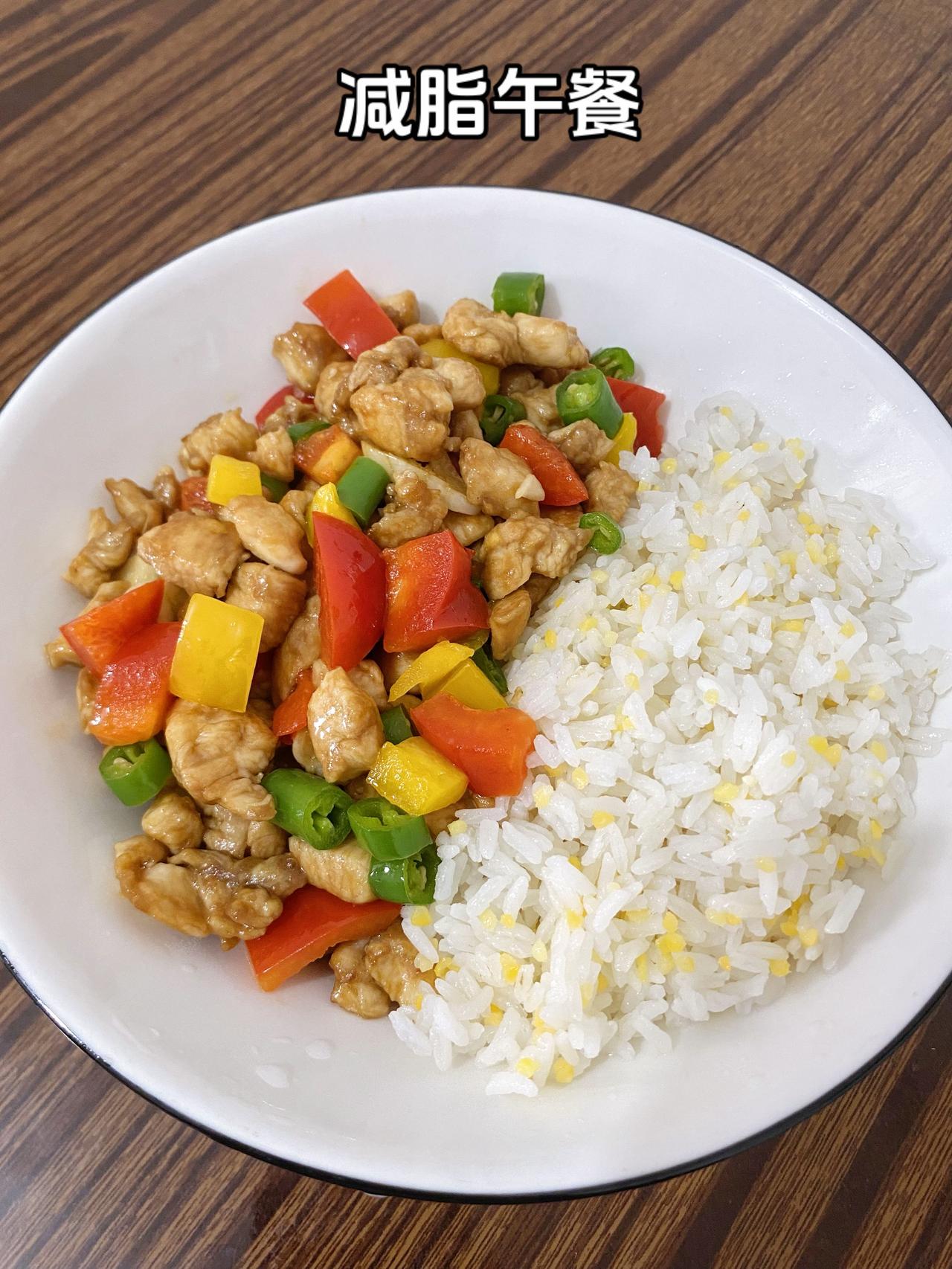 盒马鲜生买的彩椒，加上两根二荆条，和低脂高蛋白的鸡胸肉一起炒，好吃又减脂体重管理