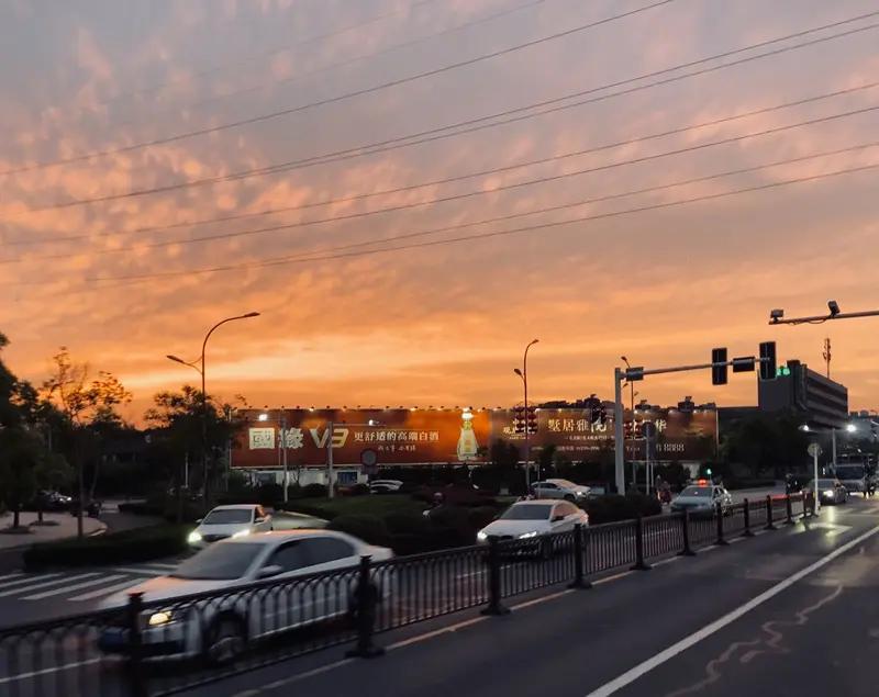 看到“醇酒别旧岁”这个上联，我灵感突发，对个“新茶迎新春”。醇酒和新茶，一个是佳