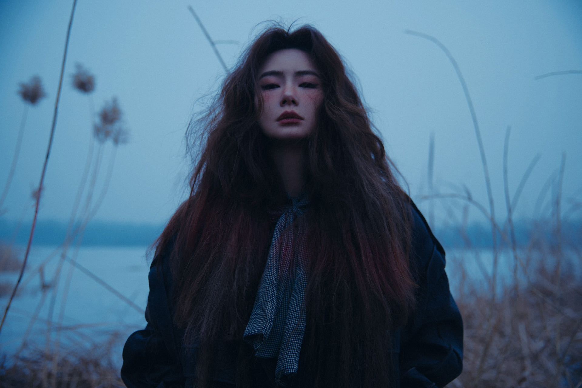 #戚薇冻伤腮红妆# #戚薇红发魔女造型# 你真的可以永远相信戚薇的时尚表现能力，