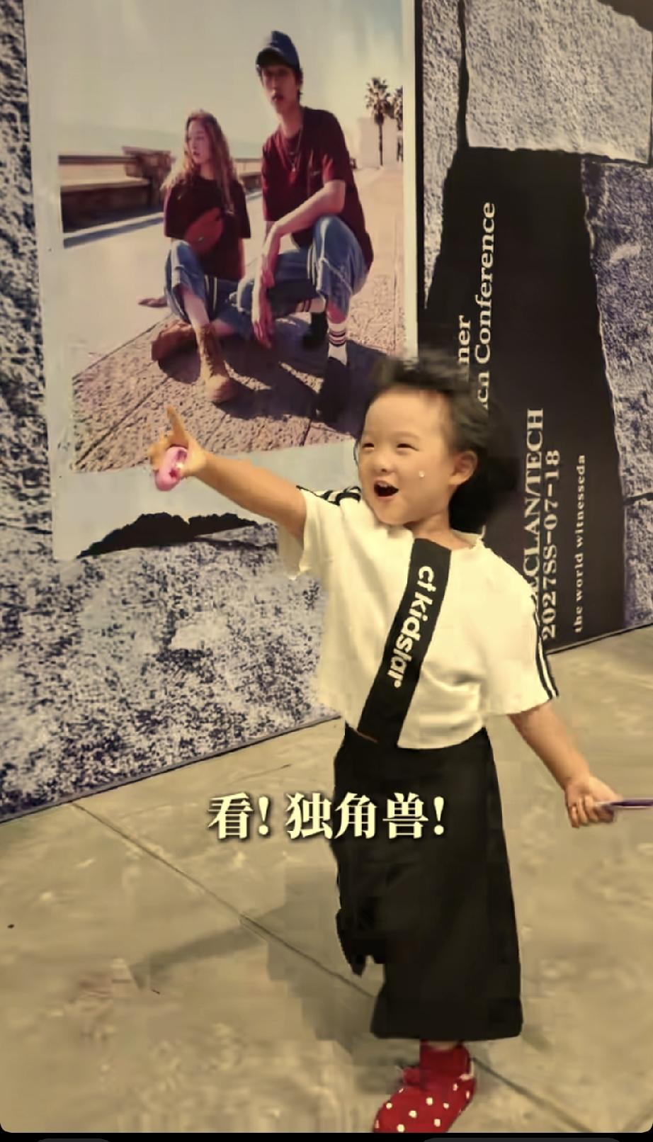 潮童星比赛结束了，又专门留给黄一鸣和闪闪一个表现的机会。
董一菲用闪闪做开场，给