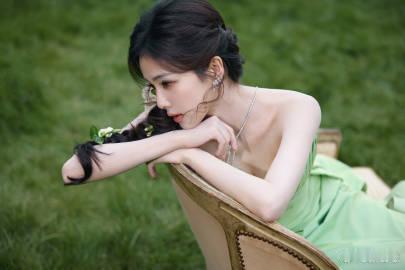 白鹿叶璃限定皮肤上线 谁懂啊！白鹿的叶璃限定造型，薄荷绿长裙+茉莉发饰，林间光影