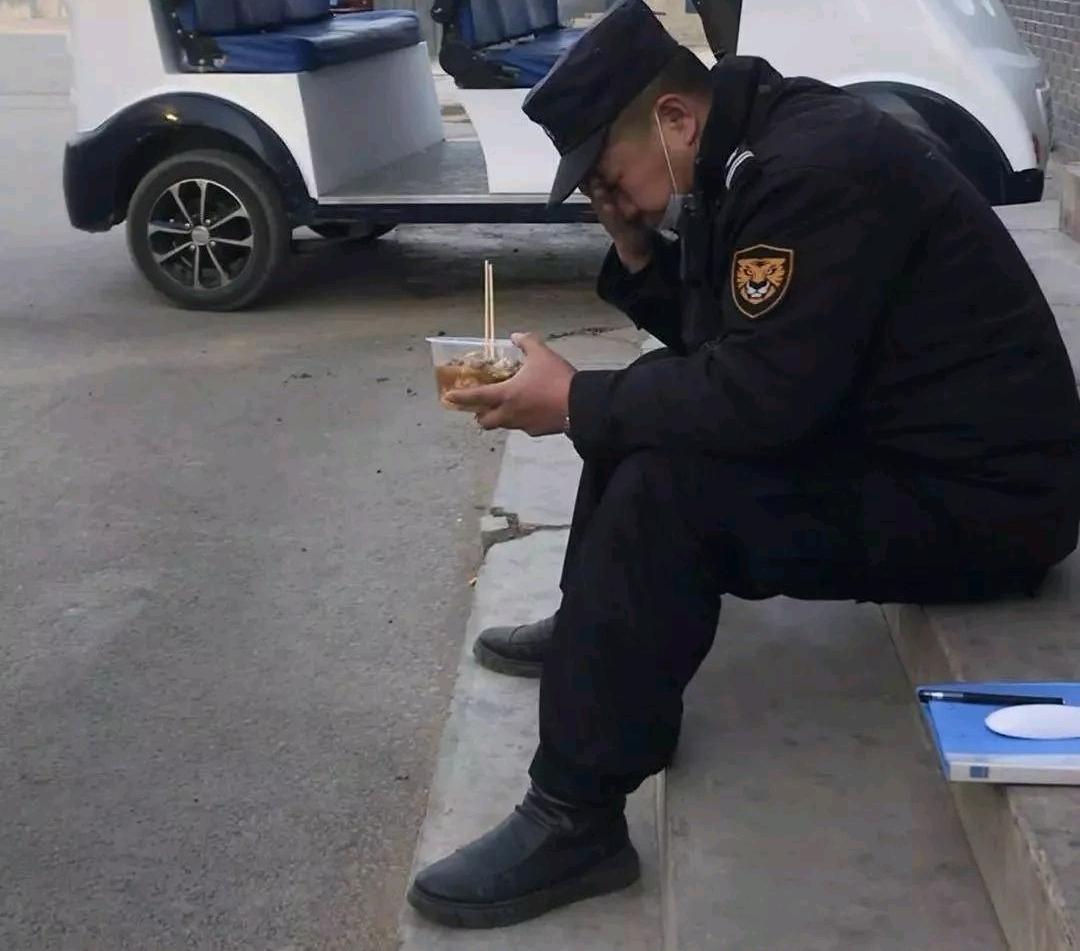 昨晚我们班长找我说借一千块钱，说他的信用卡还款期限到了，明天必须还上，让我先借给