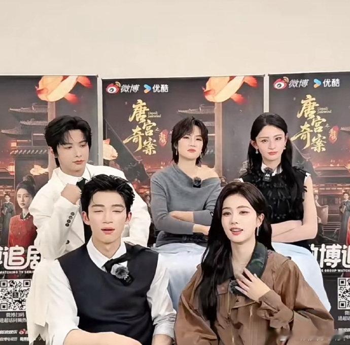 王星越白鹿大手包小手 最爱的就是这种自然流淌的甜😍！两人坐一起气场相合，小动作