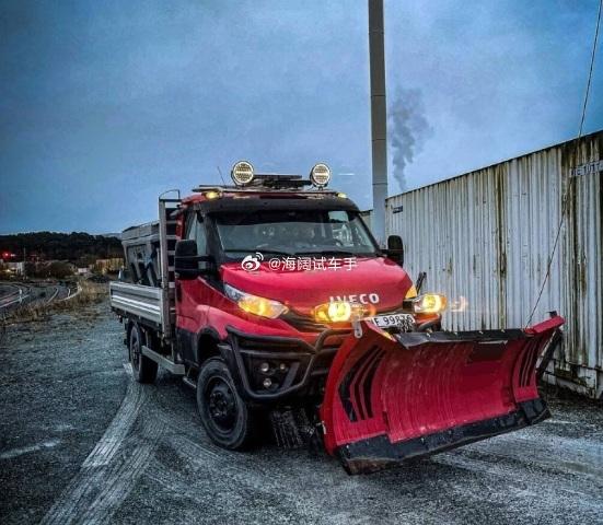 依维柯4X4卡车，可以装推土铲，后面装了个小吊车，此车带低速四驱+三把锁，3.0