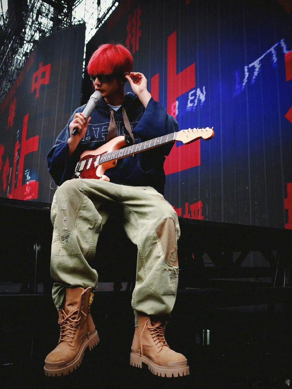 李荣浩实现了9岁时的梦想从幕后到台前，李荣浩用才华和坚持，让每一个音符都闪闪发光