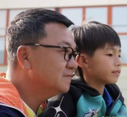 孙臣曦从足球小将退队那天，孙爸恨不得放鞭炮庆祝，转头就把董路骂成 “骗子”；半年