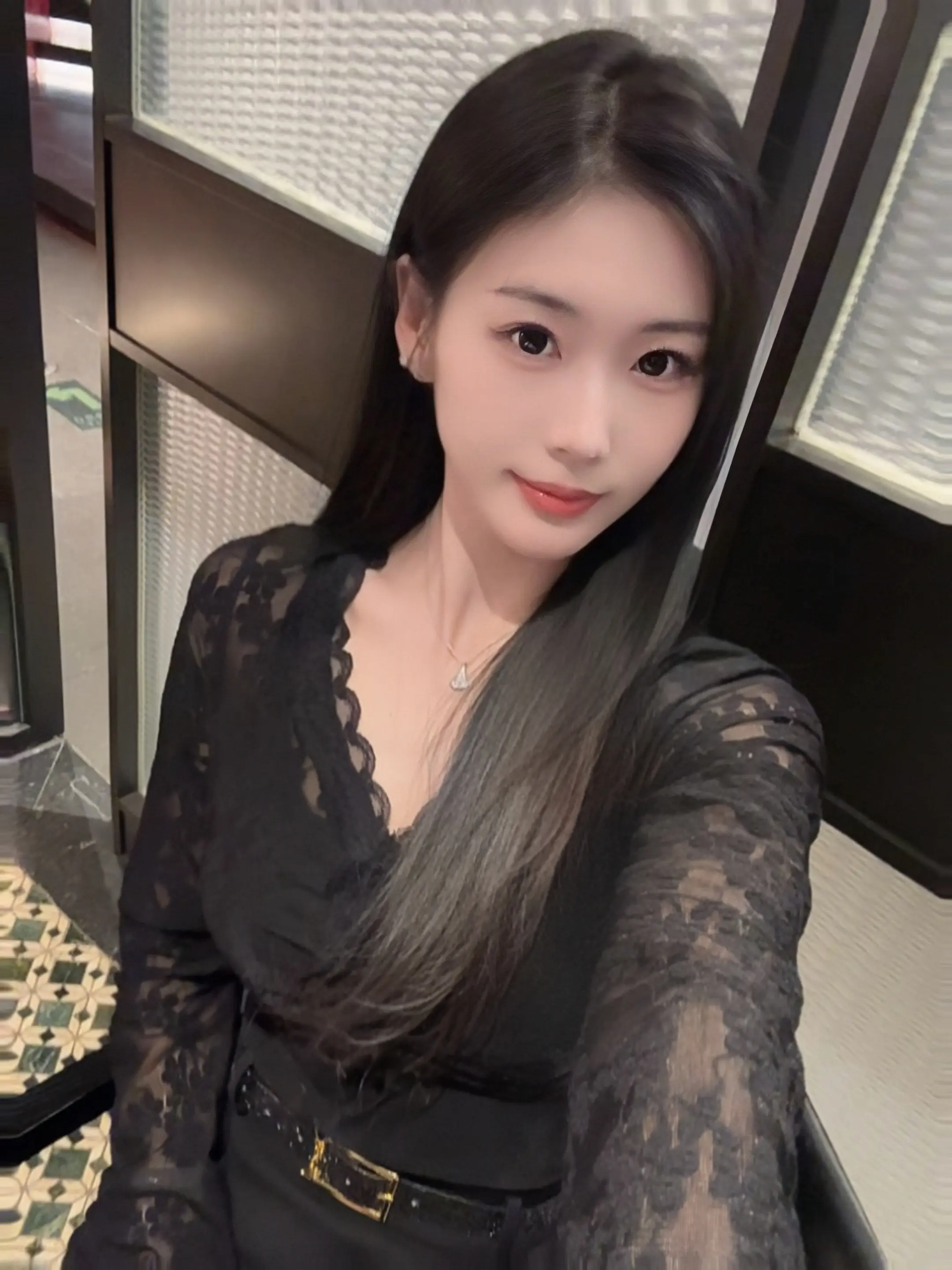 喝完这杯咖啡我就该走了，我不愿意用我的青春去赌你的良心