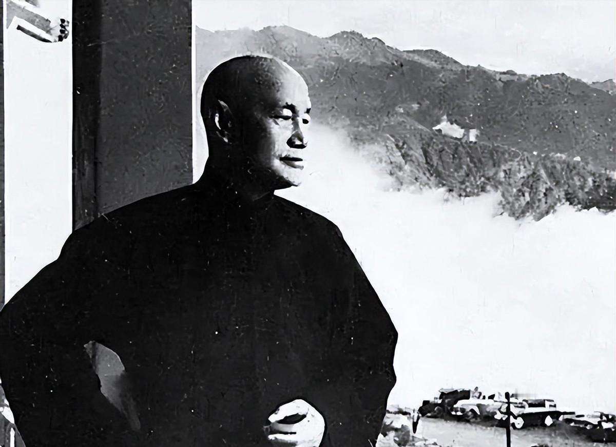 1996年蒋孝勇一家回到溪口老家参观，导游称其溪口方言地道，令人印象深刻！
19