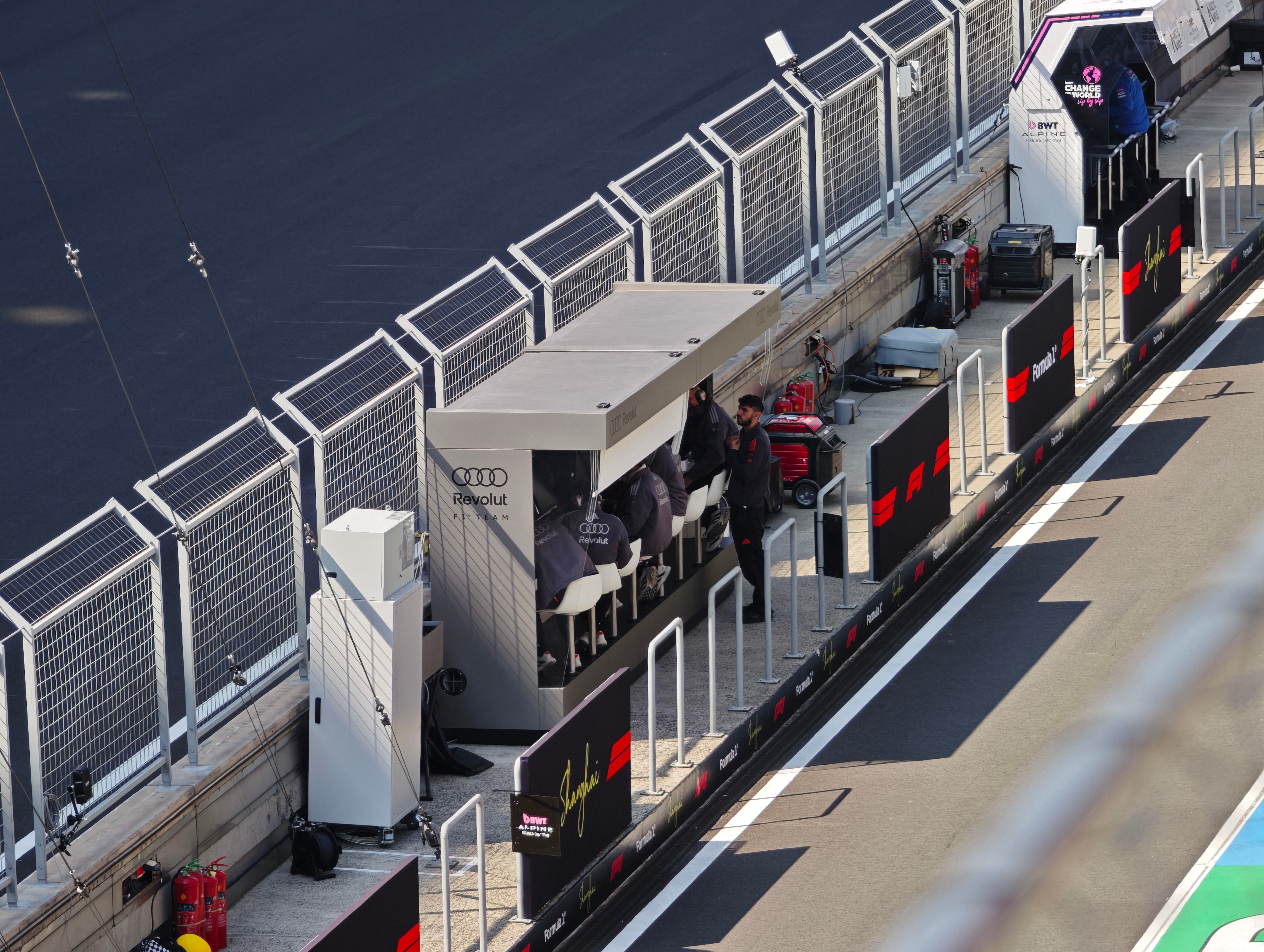 各个车队都已经准备就绪AMG GT BS安全车也已落位冲刺赛即将开始F1