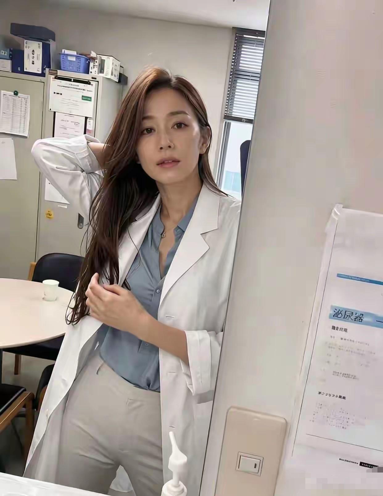 网友们，就当娱乐一下。大家猜猜看，这位穿白大褂的女士，是医生还是护士。。。。