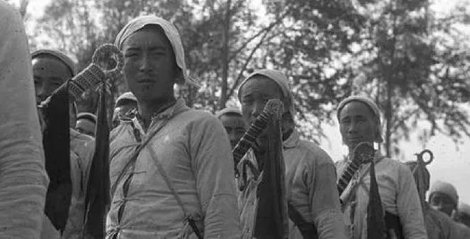 深夜，一名日本士兵翻进老农家，偷偷的将一摞钞票塞进窗户，低声说道：“千万不要声张