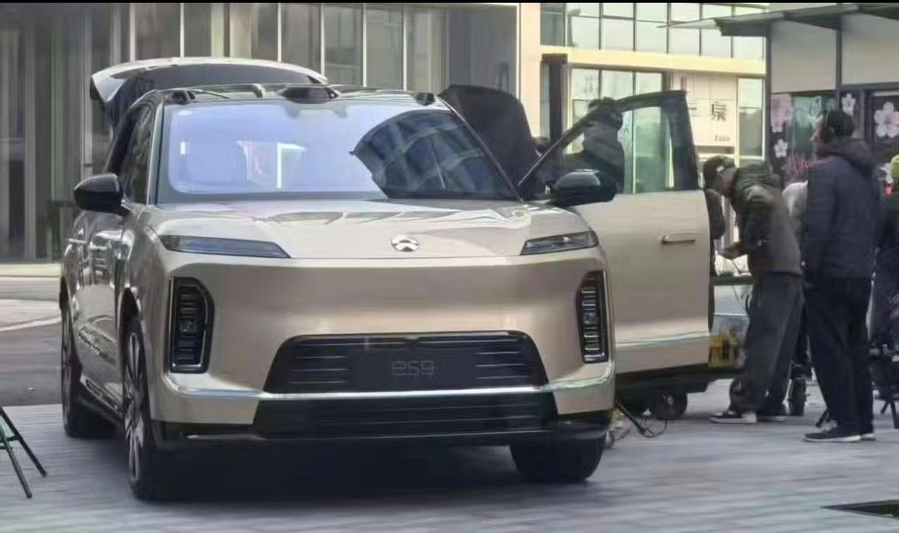 蔚来全新旗舰SUV ES9的实车照片曝光！大是真的大！颜色说实话也是真的丑蔚来汽