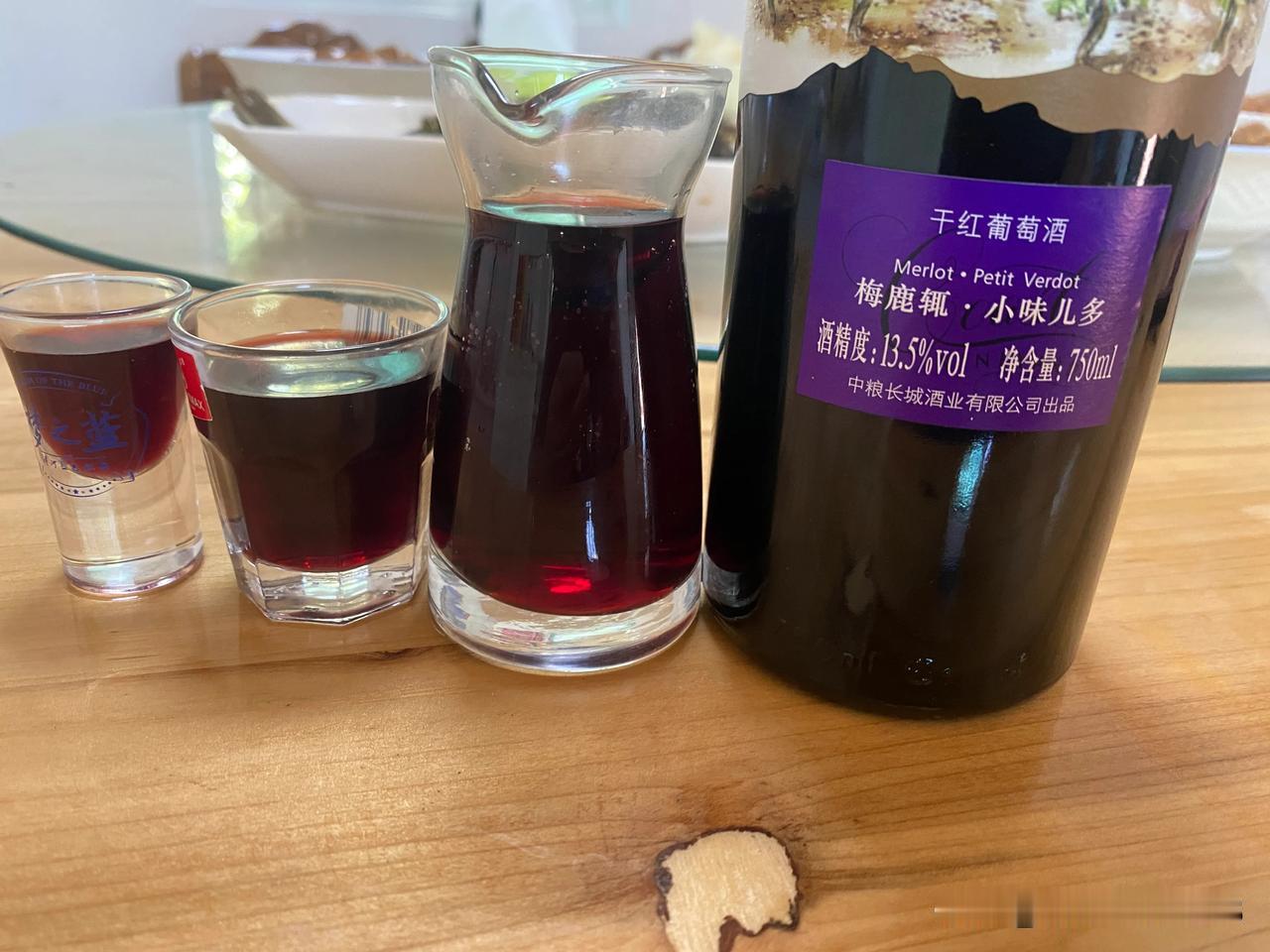 醒酒器没有
分酒器替代
高脚杯没有
白酒杯来干
喝出好心情
不在意酒杯
红酒一杯