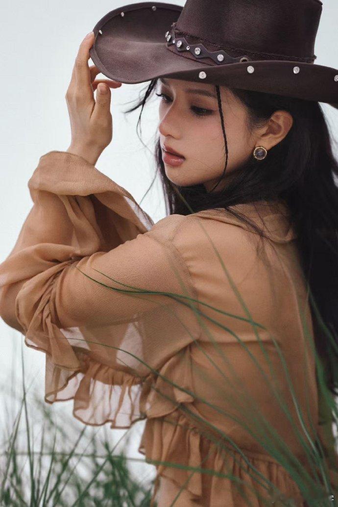 张婧仪新照释出，美得动人心魄。自由与野性交织，那由内而外散发的美，仿若自带光芒，