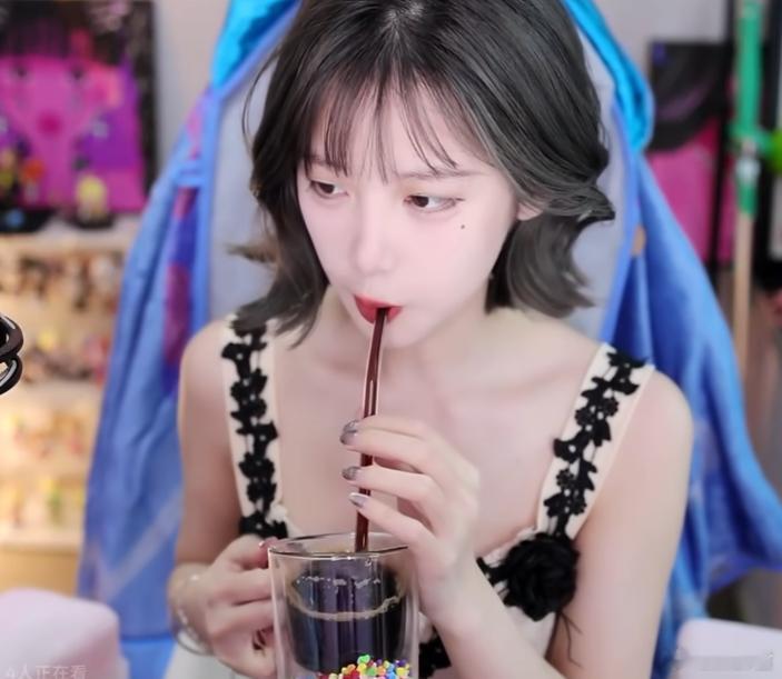 三酒给艾琳，蛋糕，果小果，煊宝，蛋饼打分三酒：给女主播打分啊？你自己下头，你要带