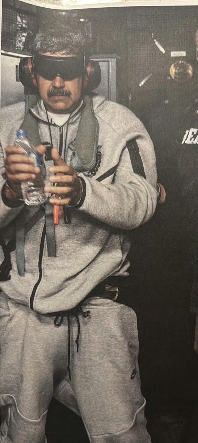 特朗普发布马杜罗在“硫磺岛”号军舰上的照片！

一国总统，戴着手铐，戴着眼罩，被