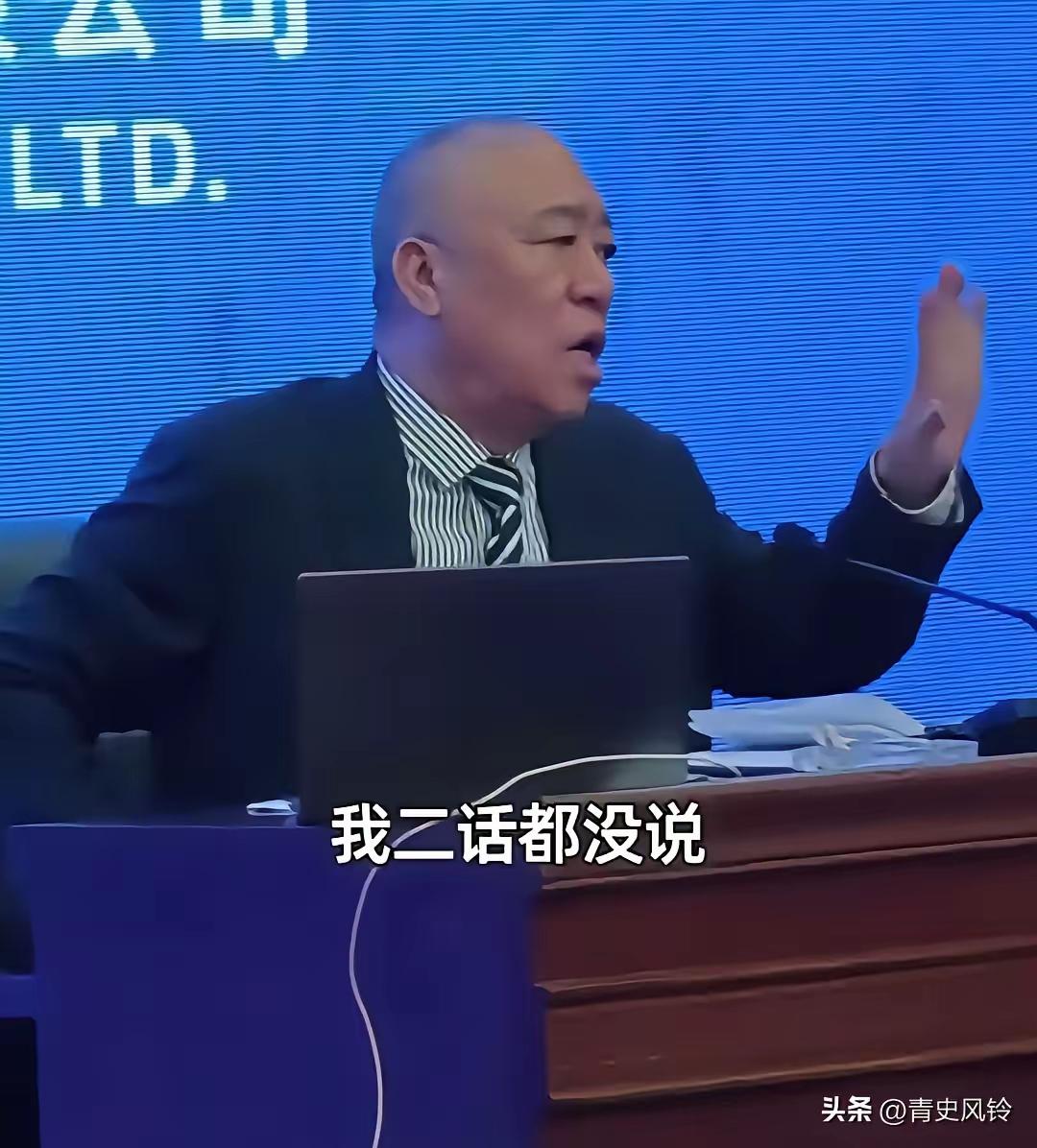 河南的崔老板把一个给他下请帖送喜糖正准备结婚的员工辞退了，众员工拍手叫好，都觉得