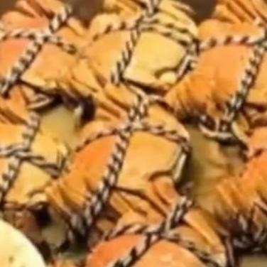 8.8元一只的螃蟹和999元一只的帝王蟹，竟在校园食堂“打”起来了，这到底咋回事