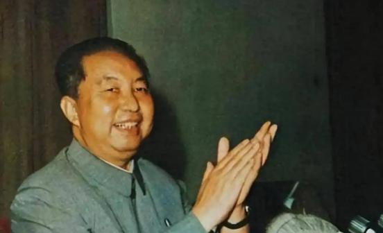 1974年，华国锋参加女儿的家长会，老师问他：“您姓什么？从事什么工作？”面对老