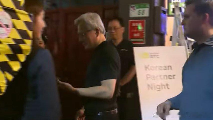 今天GTC大会后，黄仁勋在台北品鲜海鲜热炒店开了“韩国合作伙伴之夜”参加者包括三