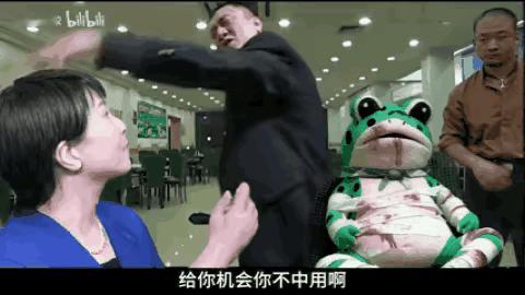 高市早苗坚决走的是安倍晋三的道路，也要佩服安倍晋三的老婆，那么开明和不屑，高市早