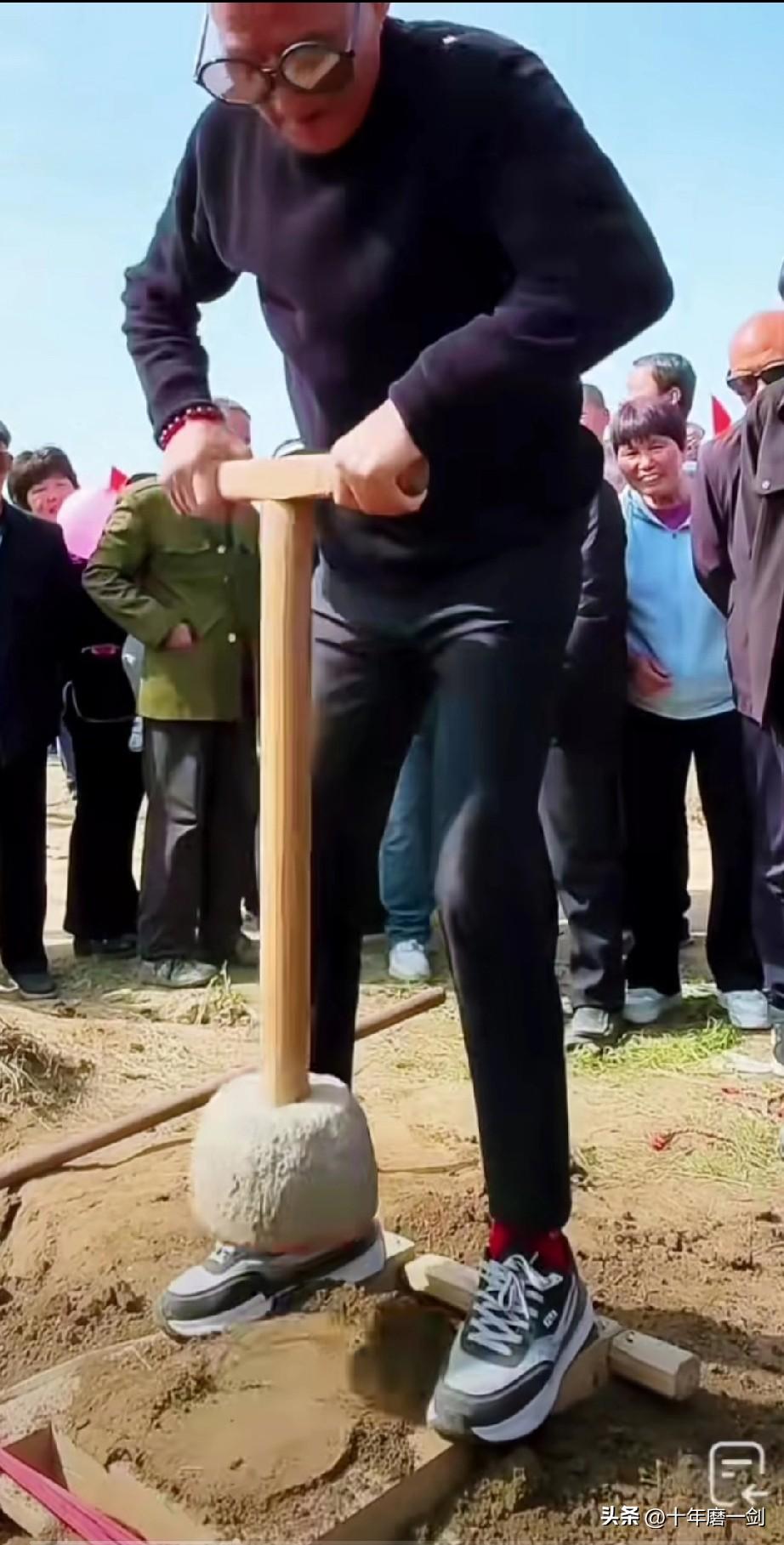 脱土坯，我们这里是用木锤，一边一人，流水作业，很快就脱一块，比这个要厚一点。不象