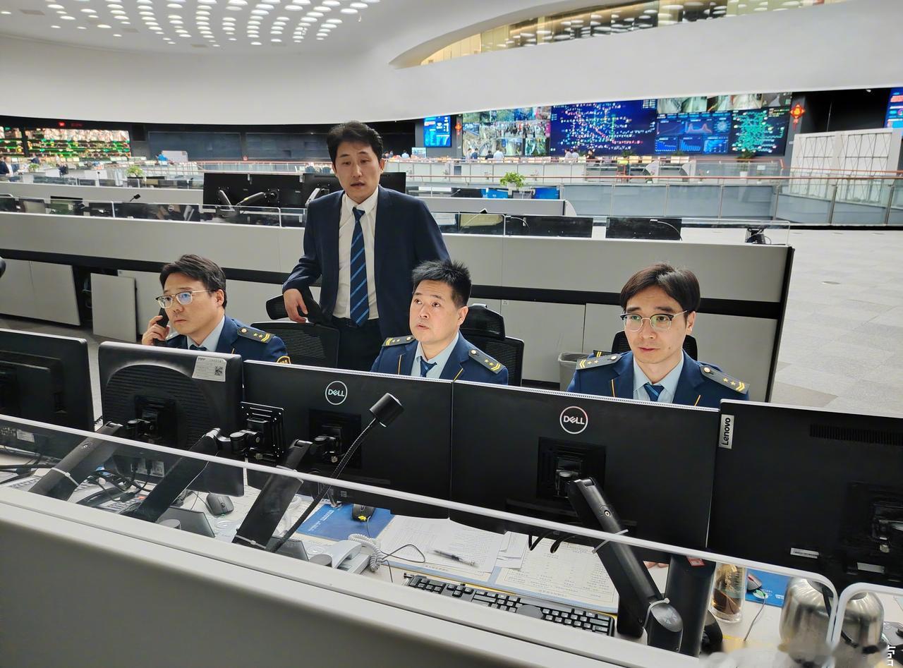 跨年夜的正确打开方式？烟花 + 火锅 + 合照📸
地铁调度：调度大屏 + 行车