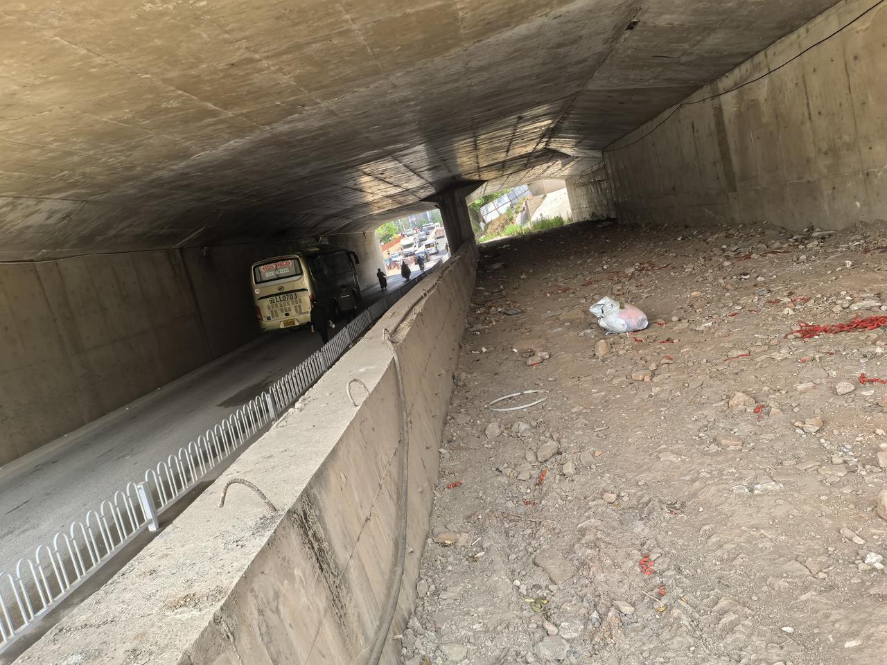 西山区的马街大渔路这个的铁路桥下的路，要是做成人车分流就好了。人行道的桥洞都是成