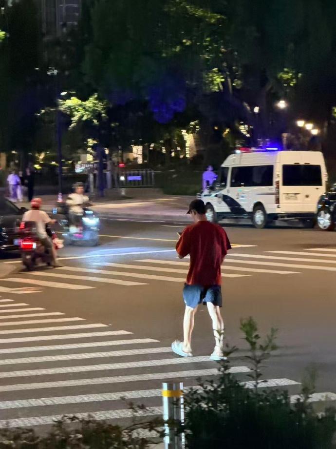 网友偶遇黄景瑜拖鞋出门黄景瑜怎么能松弛成这样 镜头前气场十足，私下拖鞋出门反差感